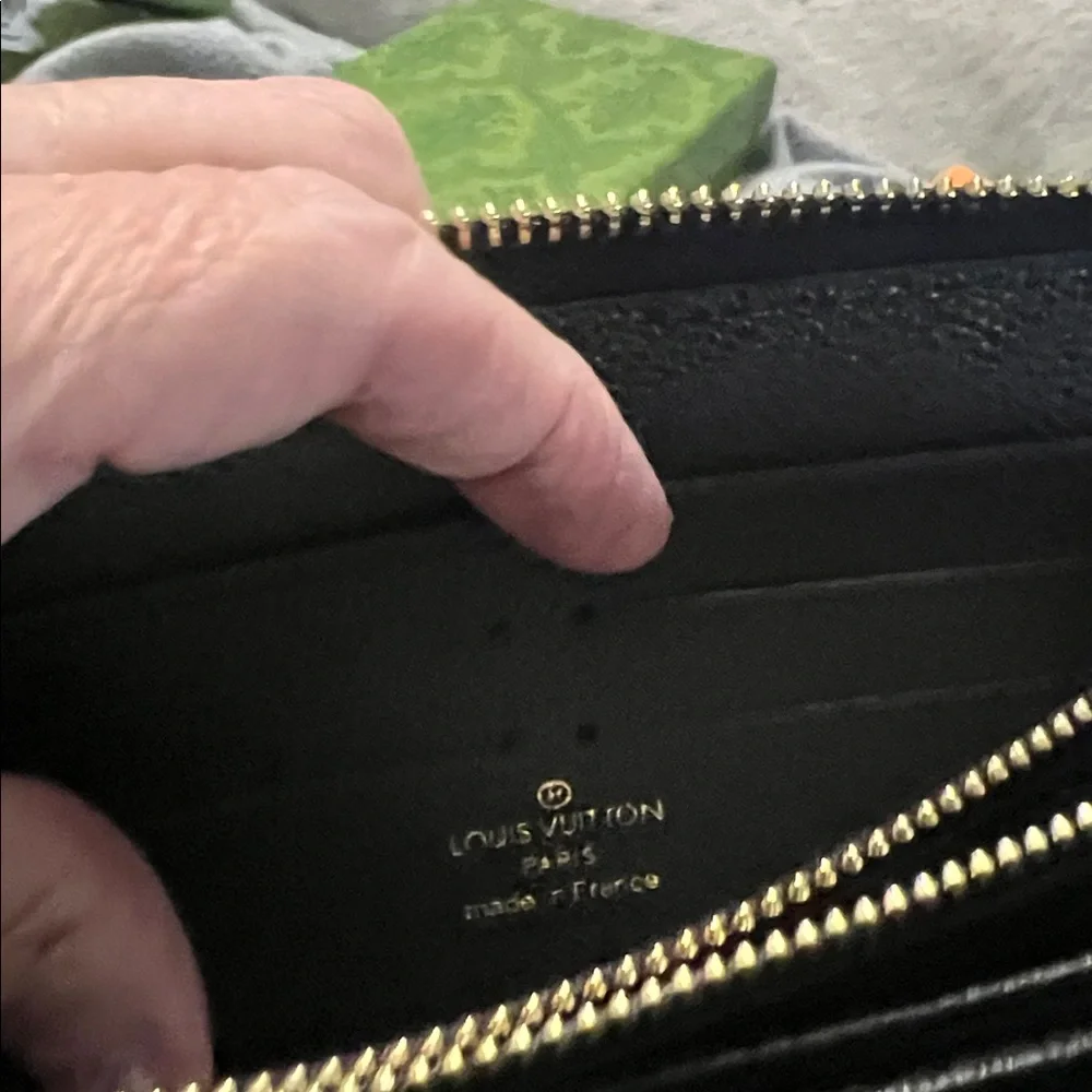 NIB Louis Vuitton Zippy Black Wallet with White Monogram Accents - Picture 16 of 16